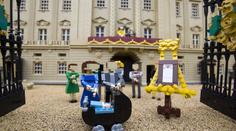 Malý princ George v kočárku! Svoji figurku už má i v Legolandu