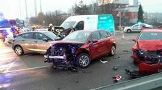 Řetězová nehoda v Liberci! Kvůli ledovce do sebe narazilo přes 10 aut
