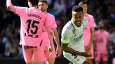 Real Madrid nahání Barcelonu. Bílý balet doma přetlačil Espanyol