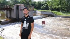 Vodáci nezvládli jez. Policista riskoval život, skočil pro tonoucího do řeky