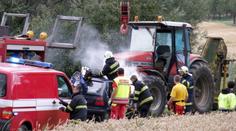 SMRTELNÁ NEHODA! Traktor se střetl s osobákem