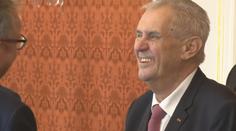 Zeman v Německu žertoval o výšce politiků, debatoval o brexitu