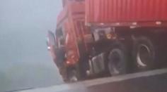 VIDEO: Po pádu mostu zůstal muž uvězněný v kabině stovky metrů nad propastí