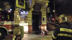 Žhář vypálil restauraci v Praze, hodil do okna barel s hořlavinou