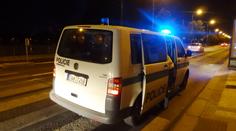Mladík vyšel z baru rovnou před auto. Řidič ho srazil a ujel