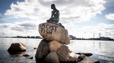 "Rasistická ryba", vandalové neušetřili ani sochu mořské víly v Kodani