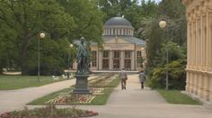 Česká města mají málo peněz, některá proto zdraží pobyty turistům