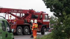 Škoda za miliony! Šofér náklaďáku sledoval navigaci a nevšiml si přejezdu. Srazil ho vlak