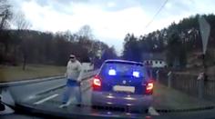 Policista ve volnu lovil řidiče a dával pokuty. Má obří problém