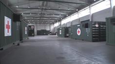 Do Letňan dorazil vojenský konvoj. Začíná výstavba polní nemocnice