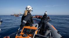 Ve Středomoří vzplál motor lodi, utopilo se 45 migrantů včetně dětí