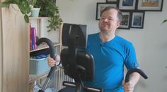 Po napadení se bývalý voják učí opět chodit i mluvit. Karel potřebuje stálou péči