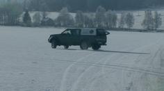Vjezd pouze na vlastní nebezpečí: Řidiči si zkracují cestu přes zamrzlé Lipno