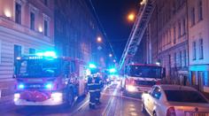 Plameny zničily byt v činžáku, šest lidí skončilo v nemocnici