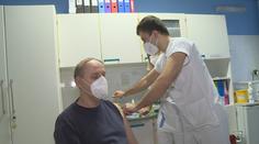 Očkuje se už i v domovech důchodců. Problémy jsou ale s distribucí vakcín