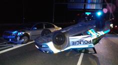 Náraz převrátil policejní auto. Policisté museli uskočit za svodidla