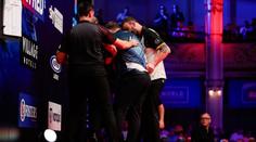 Šipkař na World Matchplay málem zkolaboval. Utkání nedohrál