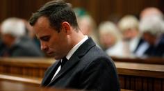 Oscar Pistorius byl po vraždě své přítelkyně podmínečně propuštěn z vězení