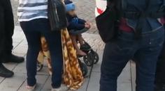 Babička vezla autobusem polonahého chlapce! Rodiče měli odjet