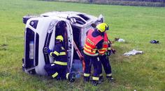 Hrozivá nehoda na Plzeňsku. Přes střechu se tam převrátilo auto plné dětí