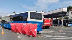 Autobus srazil v Domažlicích seniorku. Je vážně zraněná