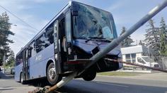 Řidič táhl autobus, najel s ním na sloup! Ten poškodil i odtahovku
