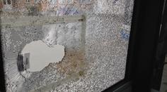 Vztekloun v autobusu řval na přítelkyni, pak po ní hodil láhev kečupu