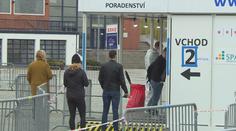 Testovací místa praskají ve švech. Čekací lhůta se natáhla na týdny