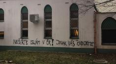 "Nešiřte islám, jinak vás zabijeme!" Policie řeší nápis na mešitě v Brně