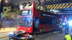 FOTO: Železniční most "skalpoval" doubledecker! 26 zraněných