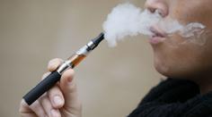 Intoxikací z e-cigaret přibývá. Takhle poznáte, že jde o otravu
