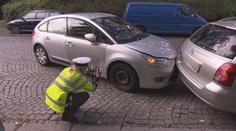Ženě v Praze ujelo auto s malými dětmi, zastavilo u rušné křižovatky