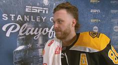 Pastrňák se před play-off ostříhal. Zvolil Jágrův ikonický účes