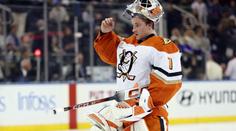 Mistr světa Dostál zavřel branku i v NHL. Kraluje statistikám celé soutěže