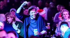 Bývalý reprezentant rozparádil fanoušky v Ally Pally. Crouch vypil i pivo na ex
