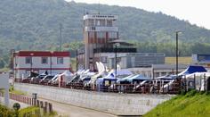 Po ministerstvu obsadila policie také autodrom v Mostě