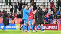 Konflikt českých fanoušků s fotbalisty. Na Coufala se Součkem letěly kelímky