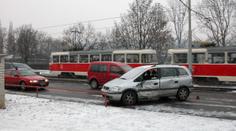V Praze se srazila tramvaj s autem. Řidička je zraněná