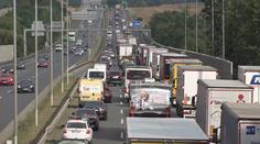 Na dálnici D1 na Vysočině se kvůli nehodě tvoří kolony, situaci komplikuje hustá mlha
