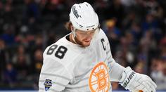 Hází Pastrňákovi klacky pod nohy? Bruins nesplnili podmínku českého hráče