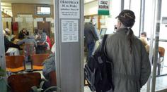 Lidé dostávají část dávek v poukázkách! Je to nevýhodné, zuří