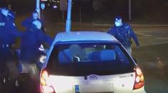 Řidič jel jako šílenec, na policisty vytáhl pepřový sprej i obušek