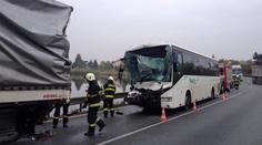 Autobus s 15 pasažéry nedobrzdil, řidiče museli vystříhat hasiči