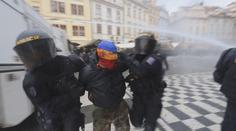 Demonstrace chuligánů se zvrhla! Policie použila vodní děla i slzný plyn