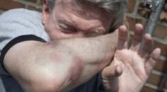 Dva útočníci měli napadnout muže, skončil s vážným zraněním v nemocnici