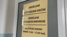 Muž zemřel šest dnů po operaci mandlí. Pardubická nemocnice chybu odmítá