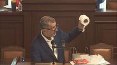 VIDEO: Rozzuřený Babiš se v Poslanecké sněmovně oháněl toaletním papírem