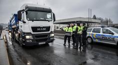 Policisté honí na hranici vymyšlené migranty. Trénují na ty pravé