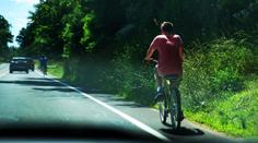 Řidič si pořádně vychutnal cyklistu a ještě se tím chlubil. Přišla tvrdá odplata