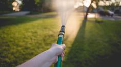 Dívku (11) zranil elektrický proud ze zahradní hadice. Je v kómatu!